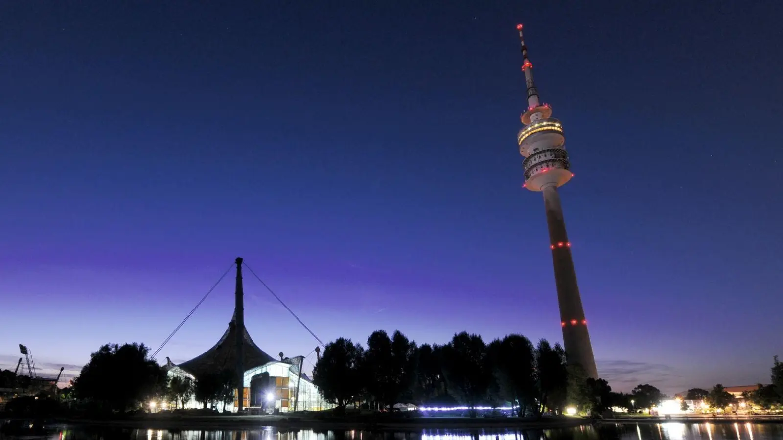 Ikonische Kulisse: Im Olympiapark ist während des Turniers das offizielle Public-Viewing-Areal aufgebaut. (Foto: Tobias Hase/dpa)