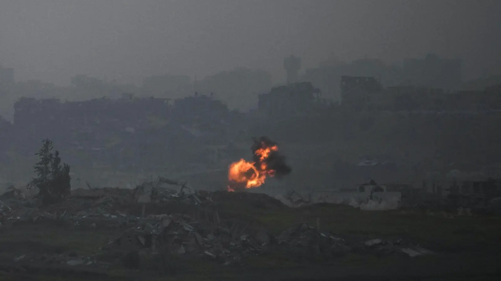 Eine Explosion im nördlichen Gazastreifen, vom Süden Israels aus gesehen. (Foto: Leo Correa/AP/dpa)