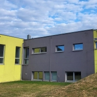 Die Kindertagesstätte in Wieseth: Das undichte Dach des Gebäudes wird nicht komplett saniert, sondern in den betroffenen Bereichen punktuell repariert.  (Foto: Albert Schülein)
