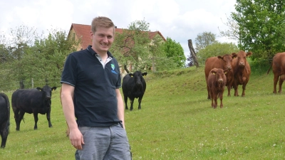 Thomas Fleischmann auf einer Weide des elterlichen Hofs in Mettelaurach. (Foto: Patrick Lauer)