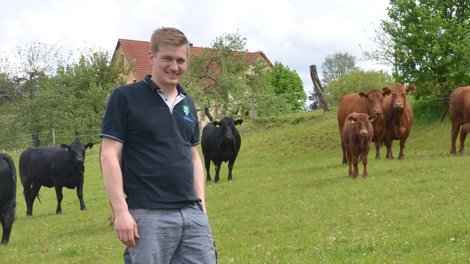 Thomas Fleischmann auf einer Weide des elterlichen Hofs in Mettelaurach. (Foto: Patrick Lauer)