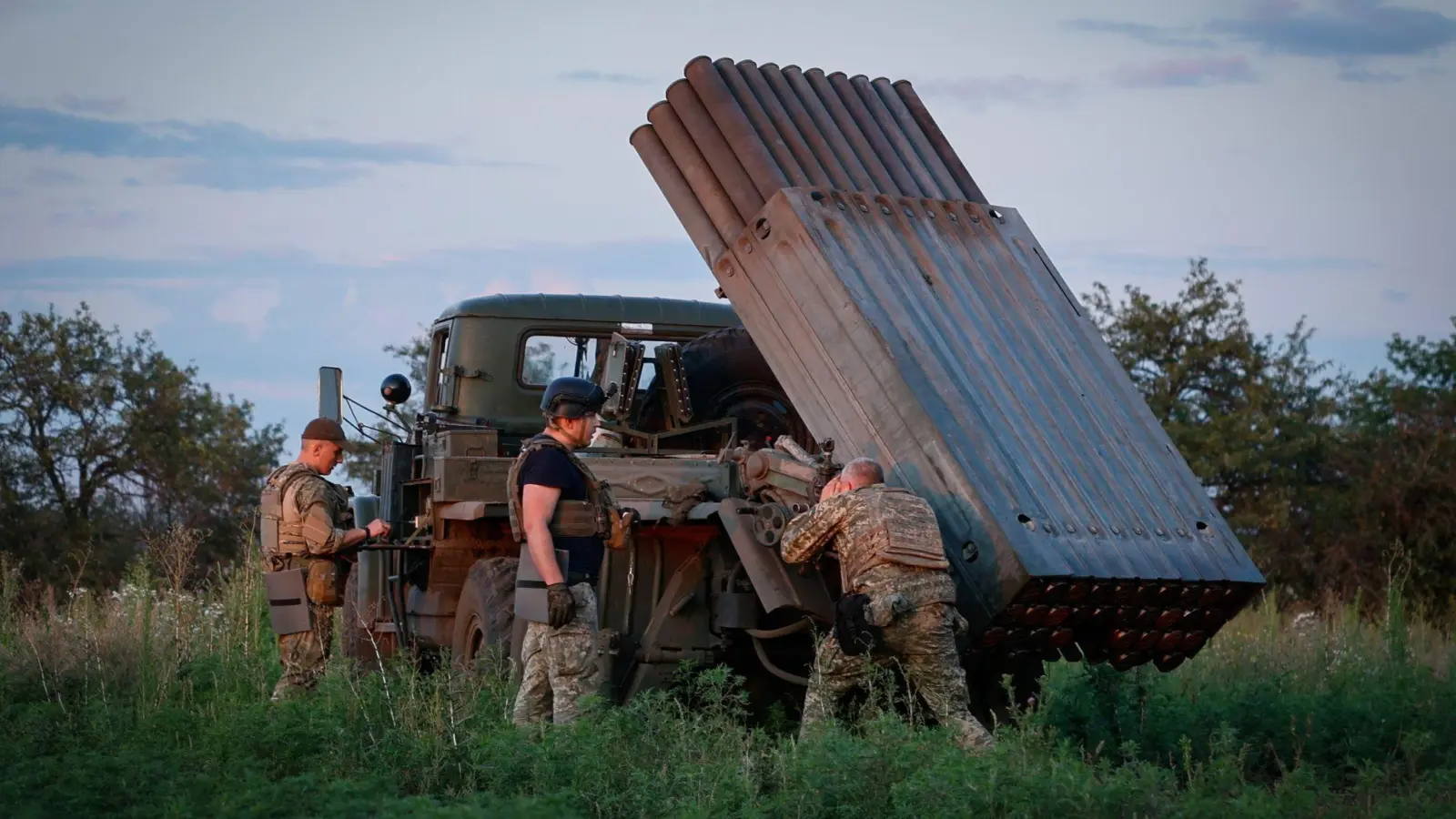 Ukrainische Soldaten bereiten einen Mehrfachraketenwerfer vor, um Raketen auf die russischen Stellungen an der Frontlinie in der Nähe von Bachmut abzufeuern. (Foto: Roman Chop/Roman Chop/AP)