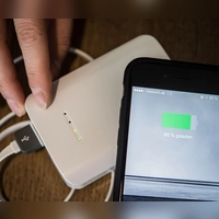 Immer genug Saft dabei? Im Flieger darf die Powerbank mittlerweile allerdings kaum noch genutzt werden - aus Sicherheitsgründen. (Foto: picture alliance / dpa-tmn)