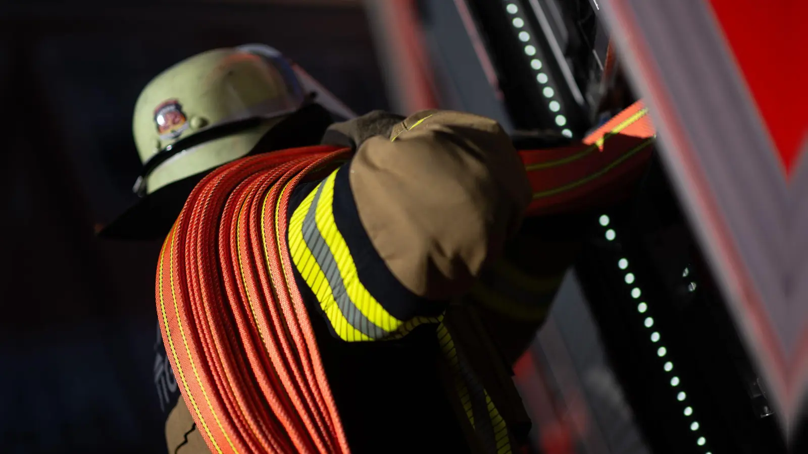Die Feuerwehr konnte die Flammen rasch löschen. (Symbolbild) (Foto: Marijan Murat/dpa)