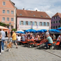 Zum Biergarten wird am Altstadtfest wieder der Feuchtwanger Marktplatz. Die Besucherinnen und Besucher können – wie hier im Bild am Röhrenbrunnen – an Biertischen Platz nehmen. Das Bild entstand im vergangenen Jahr.  (Archivbild: Markus Weinzierl)