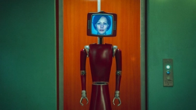 Roboter Cassandra (Lavinia Wilson) stammt aus einer anderen Zeit. (Foto: Sasha Ostrov/Netflix/dpa)