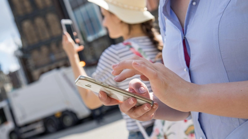 Endlich Urlaub! Doch diese Zeit nutzen Cyberkriminelle, um gezielt auf gefälschte Buchungsseiten, manipulierte Links oder unsichere Netzwerke zu locken. (Foto: Christin Klose/dpa-tmn)