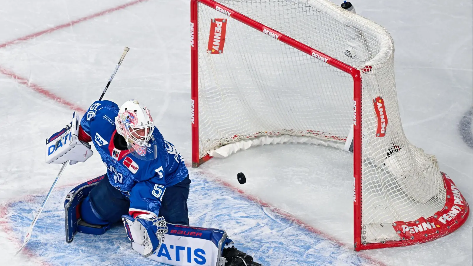 Mannheims Keeper Maximilian Franzreb war Matchwinner gegen München (Foto: Uwe Anspach/dpa)