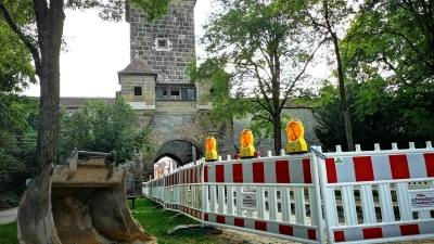 Geschäftsleute, Anwohner und Lieferanten müssen sich auf eine deutlich längere Vollsperrung des Galgentores einstellen. Die Freigabe wird nun für Montag, 23. Oktober, anvisiert. (Foto: Jürgen Binder)