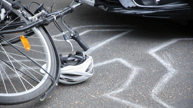 In Bad Windsheim wurde ein 13-Jähriger beim Überqueren der Staatsstraße bei Erkenbrechtshofen von einem Pkw erfasst und schwer verletzt. (Symbolbild: AMP-Net)