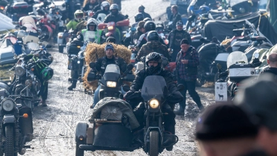 Teilnehmer des Elefantentreffens in Thurmansbang im vergangenen Jahr. Das alljährliche Motorradfestival im Bayerischen Wald wird heuer zum 68. Mal stattfinden - unter scharfen Auflagen für die Besucher. (Archivbild) (Foto: Armin Weigel/dpa)