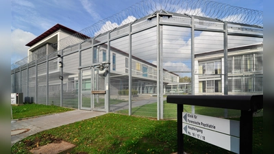 Hier, in der Klinik für Forensik im Bezirkskrankenhaus Ansbach, ist der Angeklagte schon länger untergebracht. Das Landgericht entschied, dass das so bleibt. (Archivfoto: Jim Albright)