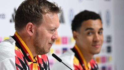 Julian Nagelsmann (l.) und Jamal Musiala (r.) sprechen bei der DFB-Pressekonferenz.  (Foto: Federico Gambarini/dpa)