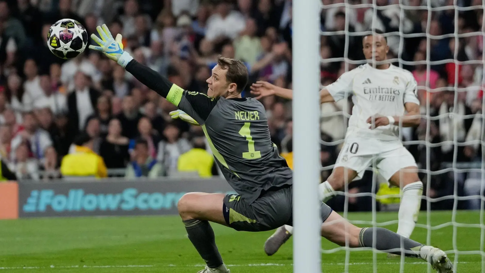 Das Dauerduell: Manuel Neuer pariert einen Schuss von Kylian Mbappé. (Foto: Bernat Armangue/AP/dpa)