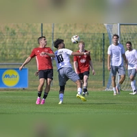 Der SC Aufkirchen (links Daniel Holzmann) ist zu Gast beim Tabellenzweiten DJK Limes, die Fortuna aus Neuses (Alberto Ramic) beim TSV Greding. (Foto: Martin Rügner)