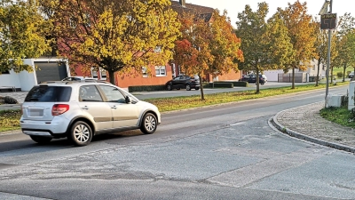 Der Wunsch, für die Neusitzer Straße Tempo 30 durchzubekommen, ist nicht neu. Bisher wurden die Anträge aber immer abgelehnt. Jetzt soll ein neuer Anlauf unternommen werden. Das Foto entstand am nördlichen Ende, wo eine Geschwindigkeitsmessanlage steht. Der angezeigte Wert passt, denn aktuell sind 50 Sachen erlaubt. (Foto: Jürgen Binder)
