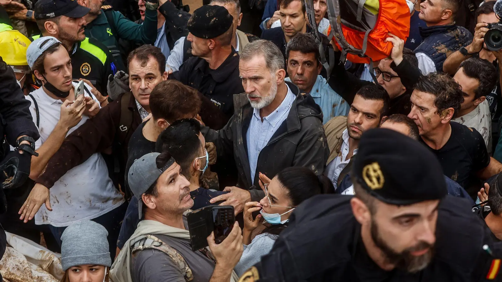 König Felipe im Katastrophengebiet. (Foto: Rober Solsona/EUROPA PRESS/dpa)