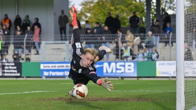 Ansbachs Torwart Nils Leidenberger zeigte gegen den 1. FC Nürnberg II eine starke Leistung. Dieser Schuss in der Schlussphase strich knapp an seinem Tor vorbei. (Foto: Martin Rügner)