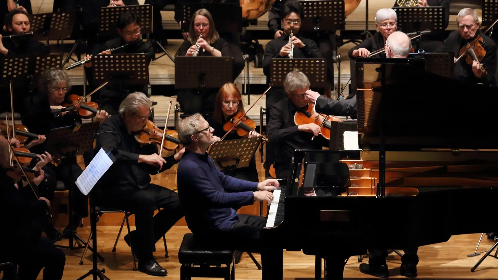 Interpretieren Beethovens fünftes Klavierkonzert: der Pianist Dirk Mommertz und das Ansbacher Kammerorchester unter der Leitung von Andreas Weiss. (Foto: Thomas Wirth)