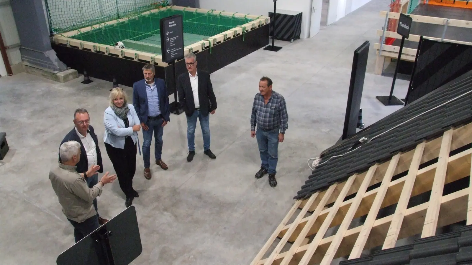 Bei der Führung durch das Praxiszentrum der Berufsgenossenschaft der Bauwirtschaft in Feuchtwangen (von links): Aufsichtsperson Robert Klement, Dritter Bürgermeister Herbert Lindörfer, Bauakademie-Geschäftsführerin Gabriela Gottwald, Joachim Werner-Stolba, Leiter der Fachabteilung Prävention für die Region Süd, Bürgermeister Patrick Ruh und Hallenmeister Georg Fenzel. (Foto: Jasmin Kiendl)