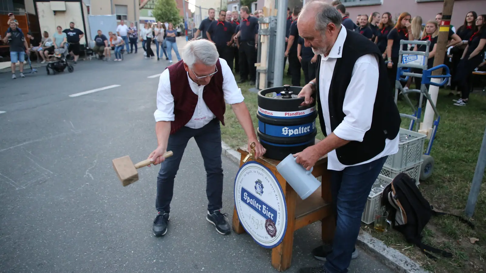 Bürgermeister Hans Henninger stach, assistiert von Günther Meyer von der Spalter Brauerei, das erste Fass an. (Foto: Alexander Biernoth)