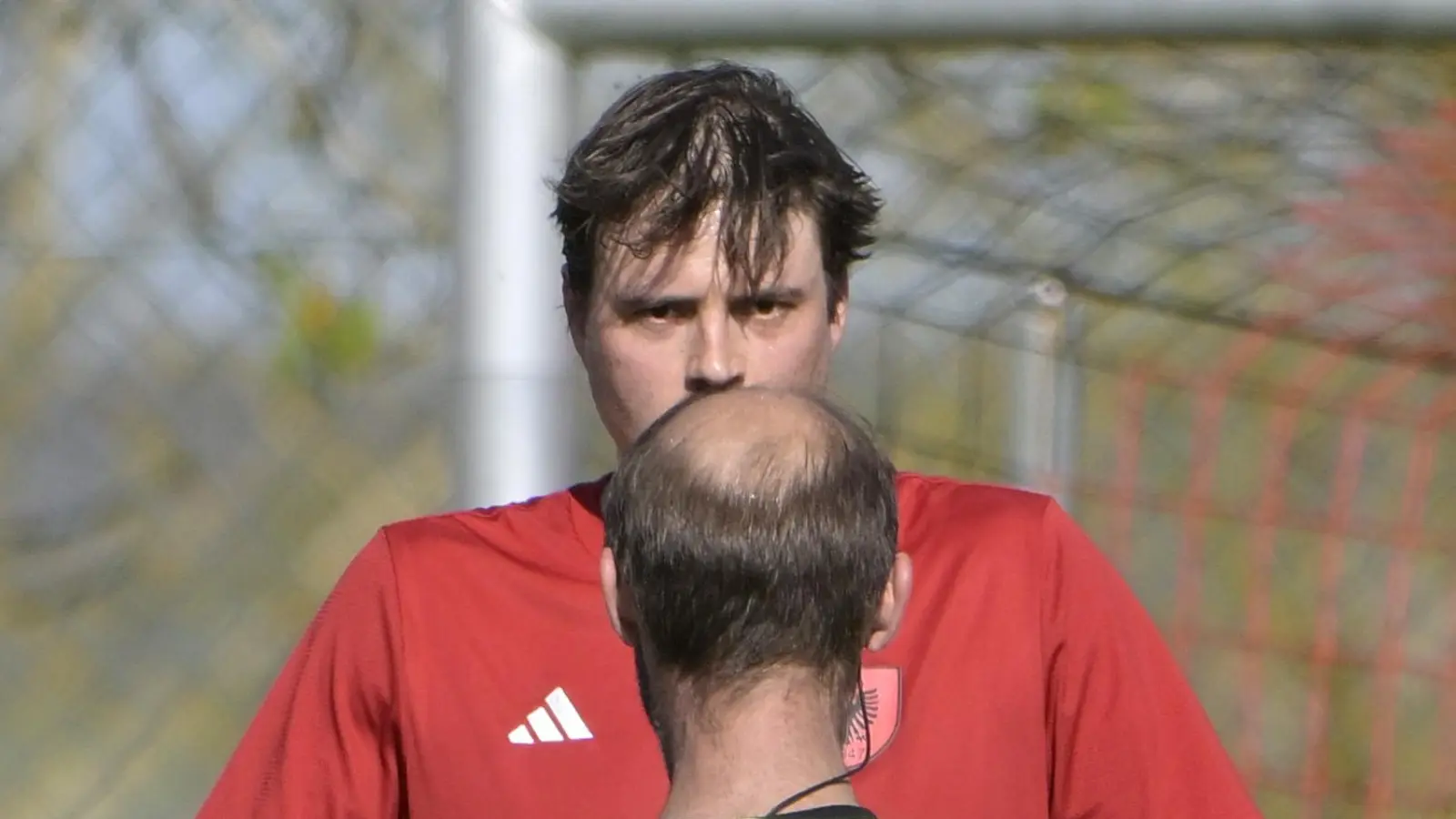 Auf Augenhöhe mit Sebastian Beck zu kommen, ist nicht einfach. Wen er hier so scharf in Augenschein nimmt, klären wir später. Beim SC Aufkirchen ist Beck jedenfalls ein ganz Großer, was er im Bezirksligaspiel gegen den TSC Neuendettelsau erneut unter Beweis stellte.  (Foto: Martin Rügner)