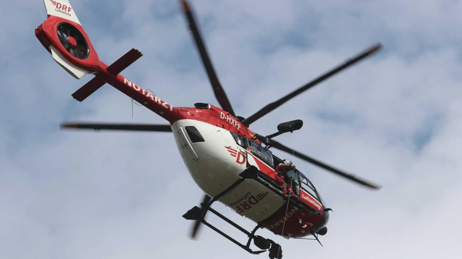 Der Motorradfahrer wurde mit lebensgefährlichen Verletzungen ins Krankenhaus geflogen. (Symbolbild) (Foto: Bodo Schackow/dpa)