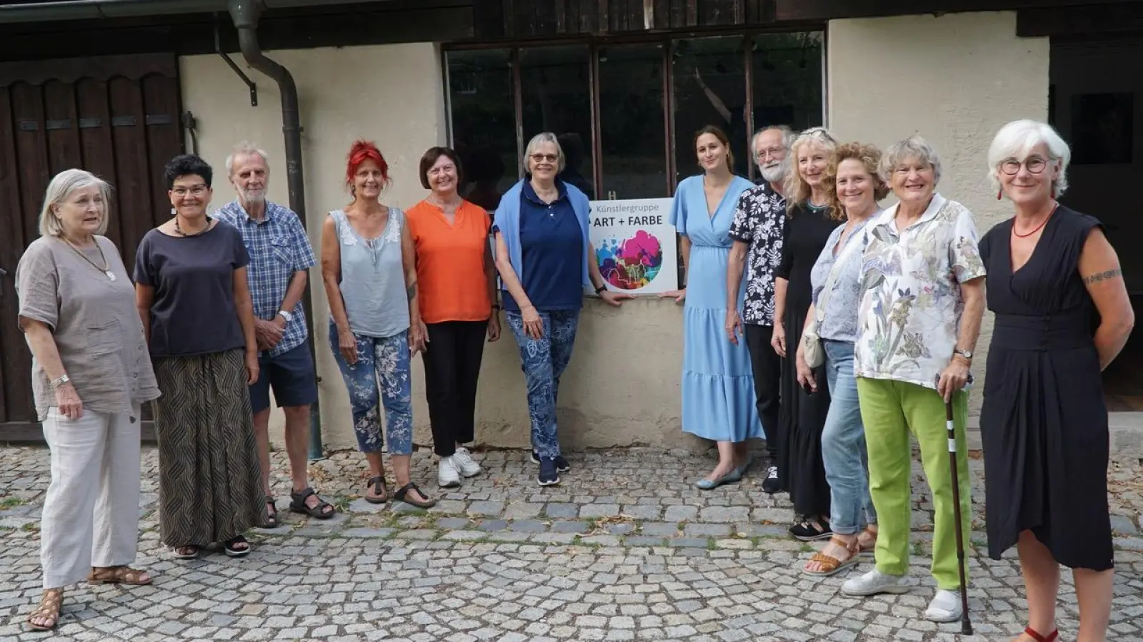 Die aktuellen Mitglieder der Dinkelsbühler Künstlergruppe Art + Farbe (von links): Inge Kötzel, Birgit Huber, Detlev Etteldorf, Tina Bönsch, Doris Friedrich, Sabine Nollek, Julia Küßwetter, Klaus Biliczky, Monika (Mo) Schweizer, Martina Simon, Ingrid Hennig und Martina Haas. Es fehlt Annette Wüstner. (Foto: Holger Nollek)