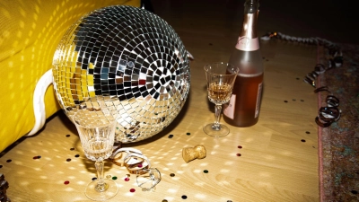 Nach einer durchzechten Nacht können Elektrolyte am nächsten Morgen den Kater etwas lindern. (Foto: Christin Klose/dpa-tmn)