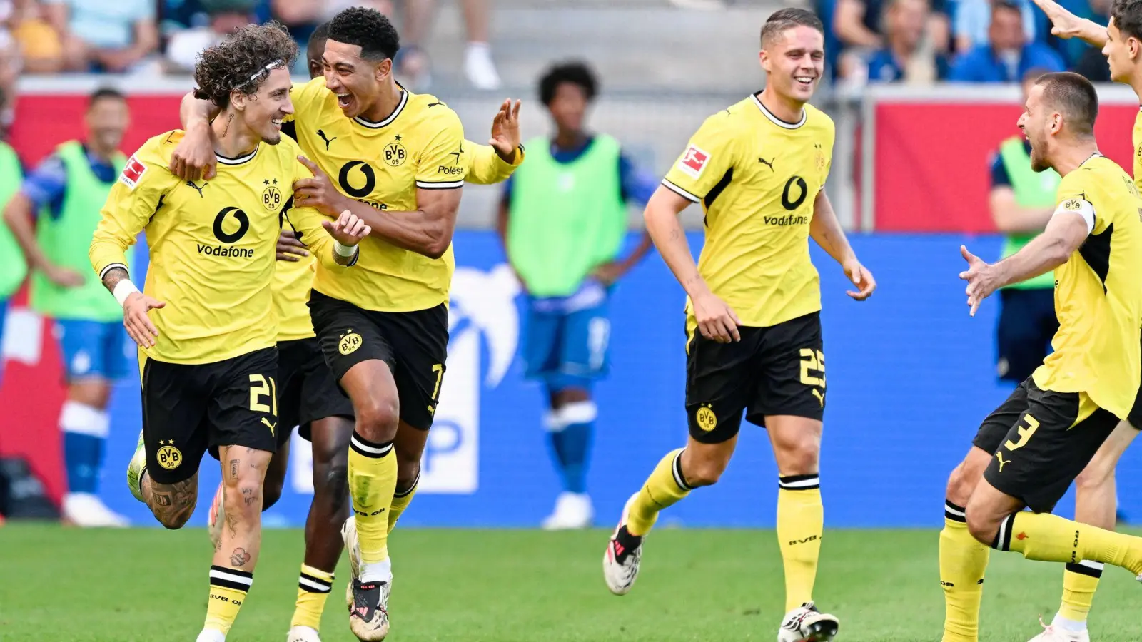 Dortmund bejubelt den 2:2-Ausgleich. (Foto: Uwe Anspach/dpa)