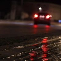 Extreme Vorsicht, bitte: Autofahrer müssen ihr Tempo immer an die Witterungsverhältnisse anpassen. (Foto: Karl-Josef Hildenbrand/dpa/dpa-tmn)