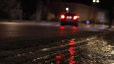 Extreme Vorsicht, bitte: Autofahrer müssen ihr Tempo immer an die Witterungsverhältnisse anpassen. (Foto: Karl-Josef Hildenbrand/dpa/dpa-tmn)