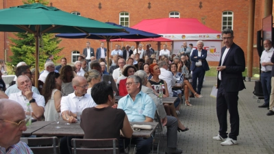 Einen Einblick, wie leicht heute Fotos, Videos und Tonaufnahmen manipuliert werden können, gab Prof. Dr. Roman Busch beim Unternehmerabend der Stadt Ansbach. (Foto: Robert Maurer)