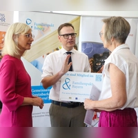 Ulrike Scharf (links) und Dr. Christian von Dobschütz (Mitte) überreichten, wie hier Susanne Kleider (rechts) von der Beratungsfirma coduco, die Urkunden zur Aufnahme in den Familienpakt Bayern. (Foto: Alexander Rausch)