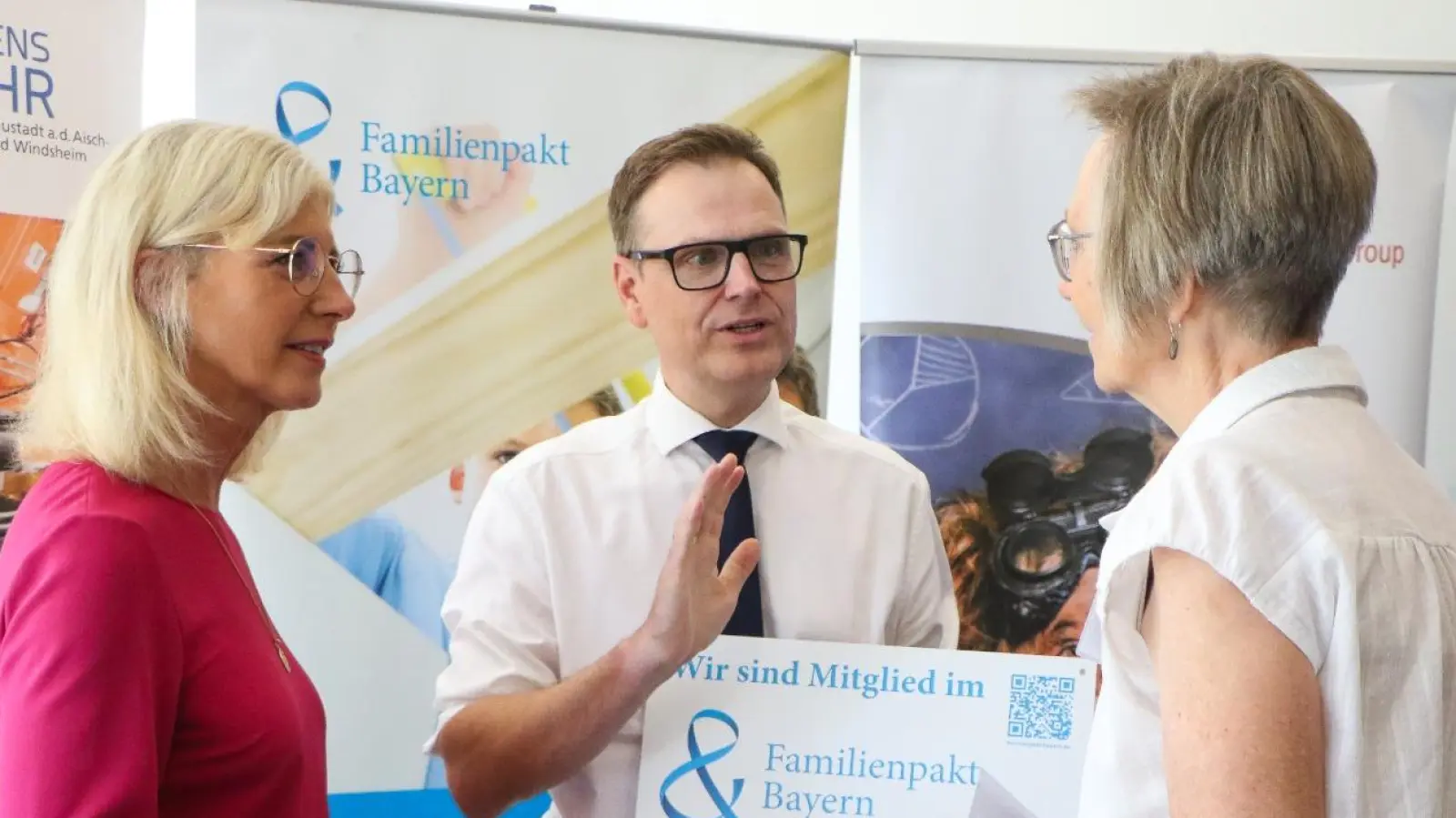 Ulrike Scharf (links) und Dr. Christian von Dobschütz (Mitte) überreichten, wie hier Susanne Kleider (rechts) von der Beratungsfirma coduco, die Urkunden zur Aufnahme in den Familienpakt Bayern. (Foto: Alexander Rausch)