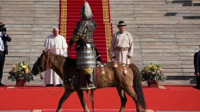 Der mongolische Präsident Ukhnaagiin Khurelsukh (r) empfängt Papst Franziskus vor dem Regierungsgebäude in Ulan Bator. (Foto: Andrew Medichini/AP/dpa)