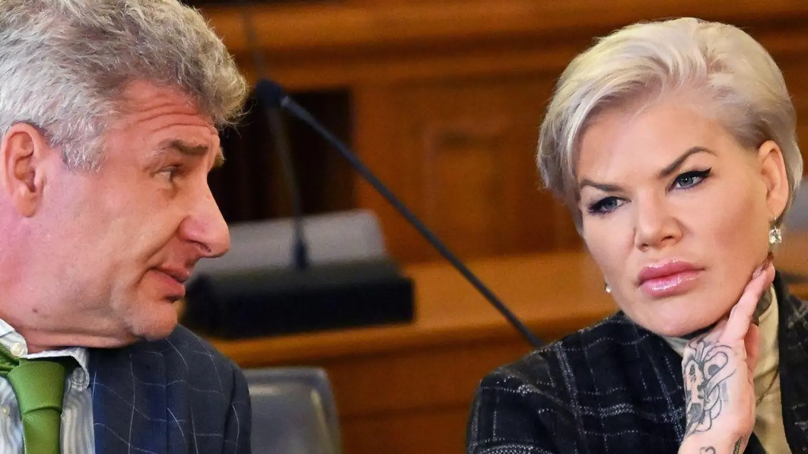 Melanie Müller bestreitet, den Hitlergruß gezeigt zu haben. (Foto: Jennifer Brückner/dpa)