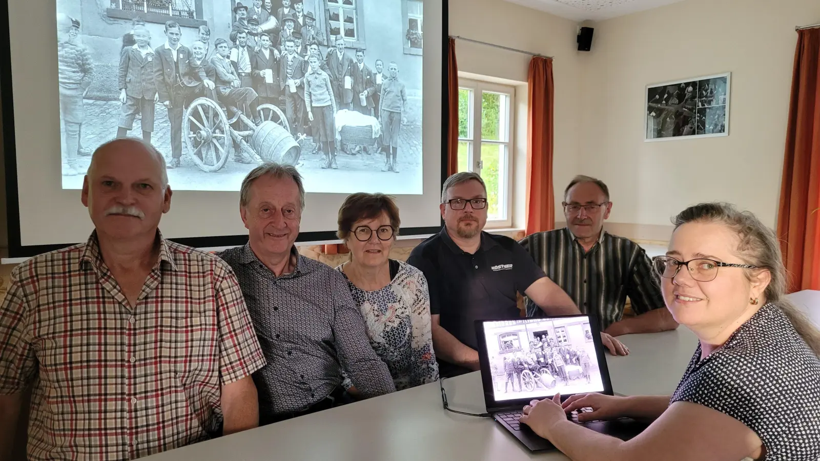 Die Chronisten von Dottenheim (von links): Theo Sturm, Helmut Haag, Roswitha Haag, Gerd Brummer, Karl Heinz Bloß und Beatrix Meyer. (Foto: Nina Daebel)