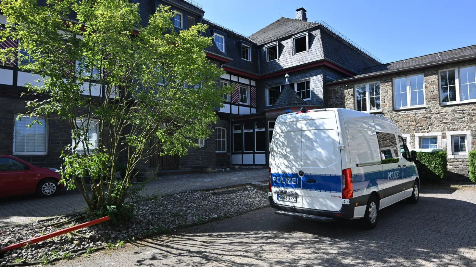 Bei einem Brand in einem Wohnkomplex in Monschau sind drei Menschen ums Leben gekommen.  (Foto: Henning Kaiser/dpa)