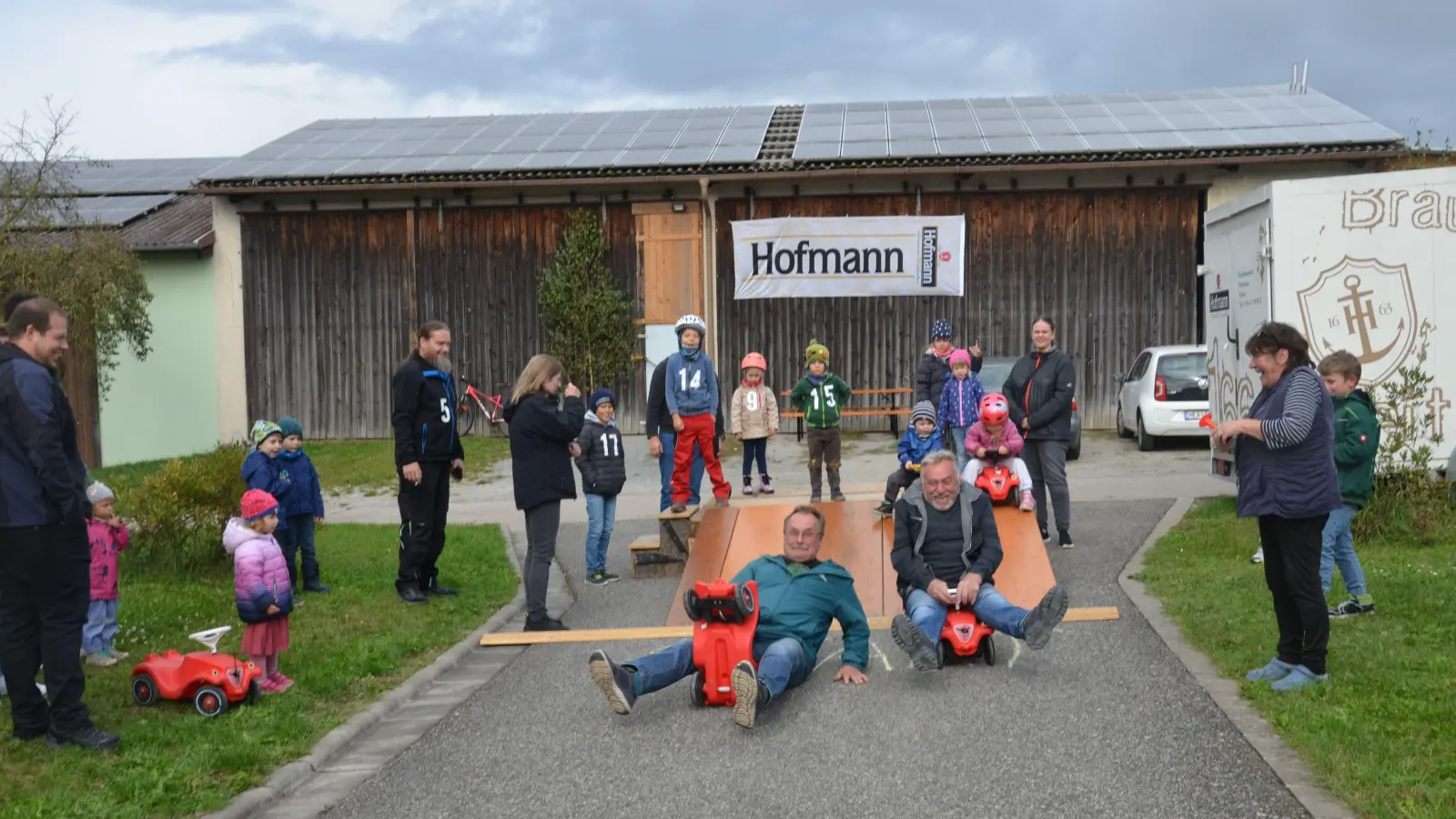 Unverletzt – abgesehen von seinem Stolz – blieb der Baudenbacher Bürgermeister Wolfgang Schmidt (links) bei diesem Sturz kurz nach dem gemeinsamen Start mit Robert Rabenstein (rechts). (Foto: Christa Frühwald)