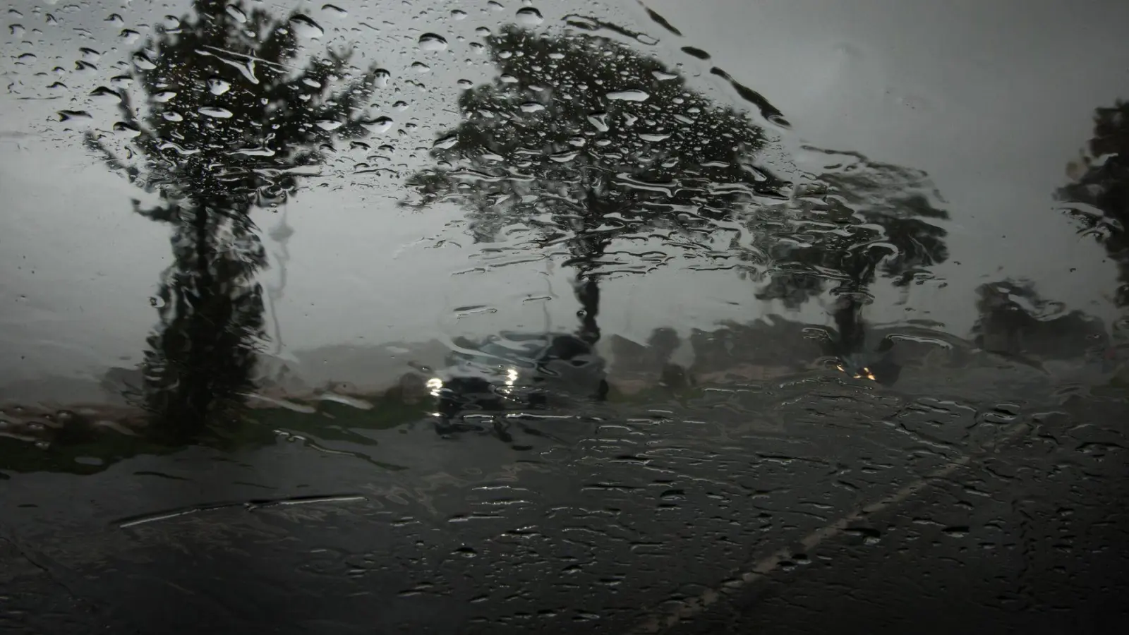 Sturm und Starkregen: Bei so extremen Wetterlagen fährt man möglichst gar nicht erst los. (Foto: Friso Gentsch/dpa/dpa-tmn)