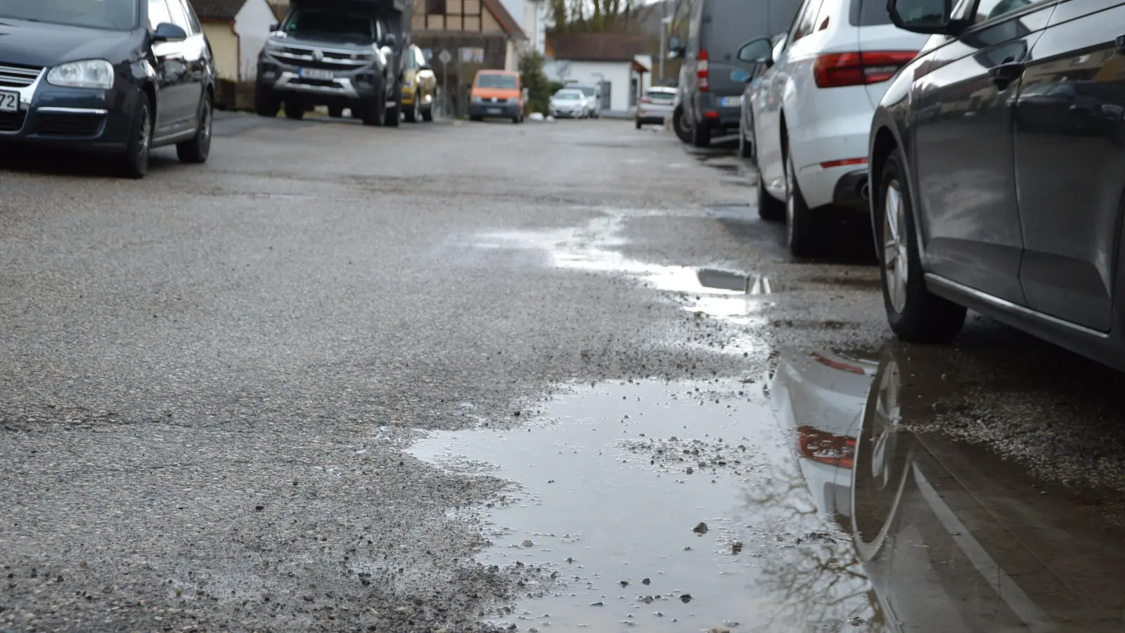 Der zweite Sanierungsteil der Alten Bahnhofstraße – unter anderem der hier zu erkennende Abschnitt aus Richtung Malplatz zum neuen Feuerwehrhaus – könnte möglicherweise um ein halbes Jahr verschoben werden.  (Foto: Patrick Lauer)