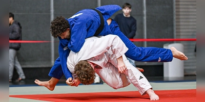 Samuel Bischoff (unten) im Halbfinale mit einem Schulterwurf-Ansatz. (Foto: Jonas Löffler)
