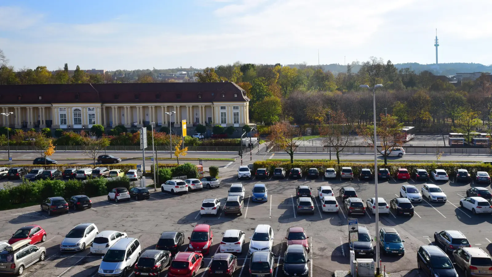 Der Großparkplatz Hofwiese gehört mit Inkrafttreten der neuen Parkgebührenverordnung zur Parkzone 0, in der die angefangene halbe Stunde jeweils 30 Cent kostet. (Archivfoto: Jim Albright)