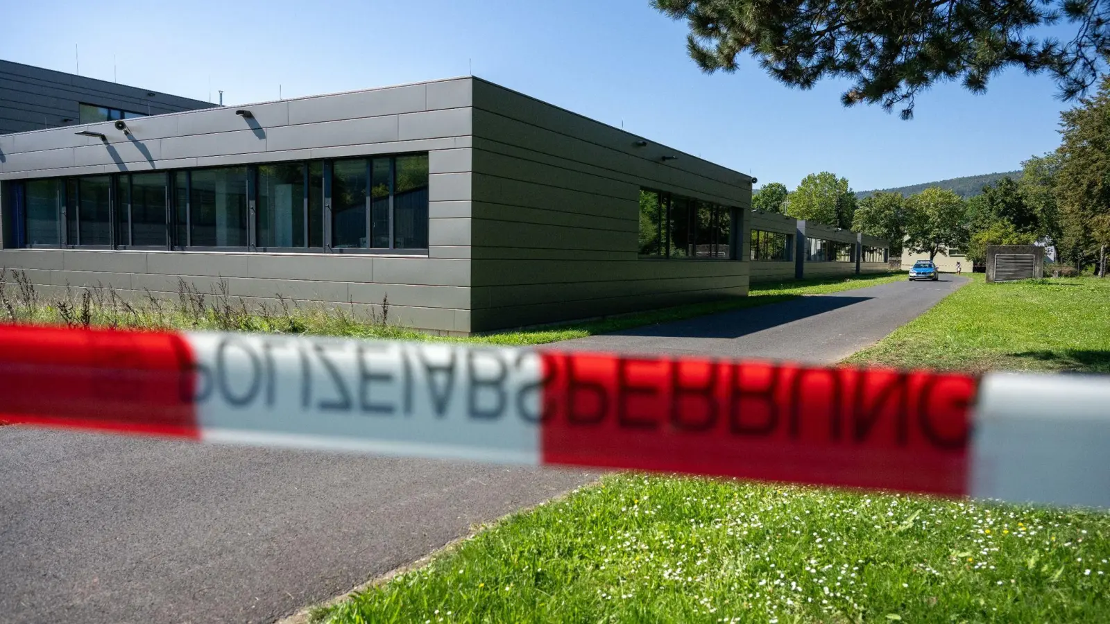 Nach dem gewaltsamen Tod eines 14-Jährigen in Lohr am Main suchen die Ermittler nach den Hintergründen der Tat. (Foto: Pia Bayer/dpa)