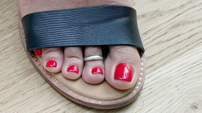 Tipp aus der Ballettszene: Babypuder reduziert das Schwitzen und kann bei neuen Sandalen eine Hautreizung durch Reibung verhindern. (Foto: Nadja Aumiller/dpa-tmn)