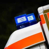 Eine Streife der Polizei Rothenburg rief am Mittwoch einen Rettungswagen für eine Frau. (Symbolbild: Moritz Frankenberg/dpa)