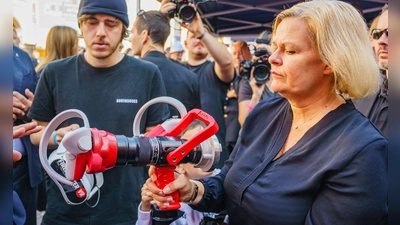 Nancy Faeser (SPD) bei dem zweiten Bevölkerungsschutztag von Bund und Ländern in Wiesbaden. Hier konnten sich Bürgerinnen und Bürger über gute Krisenvorsorge und Engagement im Ehrenamt informieren. (Foto: Andreas Arnold/dpa)