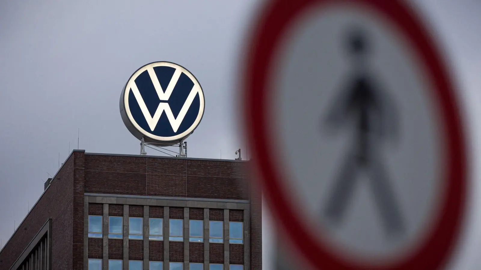 VW hat eine Reihe von Tarifverträgen gekündigt. (Archivbild) (Foto: Moritz Frankenberg/dpa)