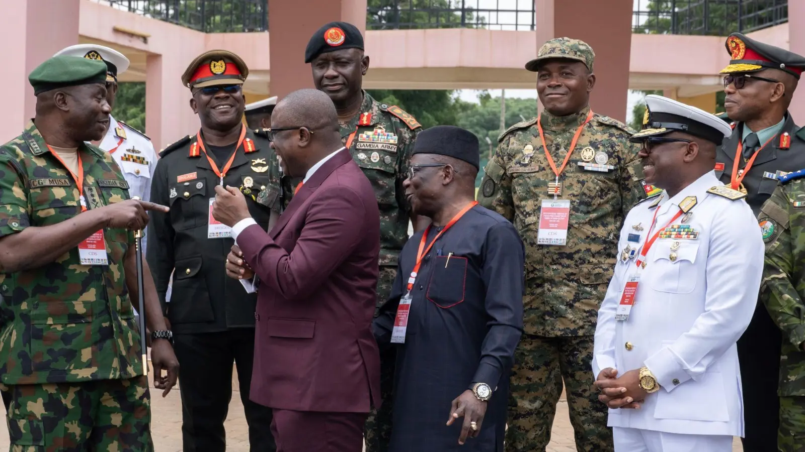 Die Verteidigungsminister der Länder der Wirtschaftsgemeinschaft Westafrikanischer Staaten (Ecowas) mit Ausnahme von Mali, Burkina Faso, Tschad, Guinea und Niger posieren für ein Gruppenfoto. (Foto: Richard Eshun Nanaresh/AP/dpa)